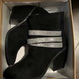 Black boots size 8 new!
